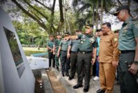 Mayor Jenderal TNI Niko Fahrizal, M.Tr. (Han), meninjau kegiatan karya bakti di Kuburan Massal Siron, Desa Siron, Kecamatan Ingin Jaya, Aceh Besar, pada Senin (23/12/24).