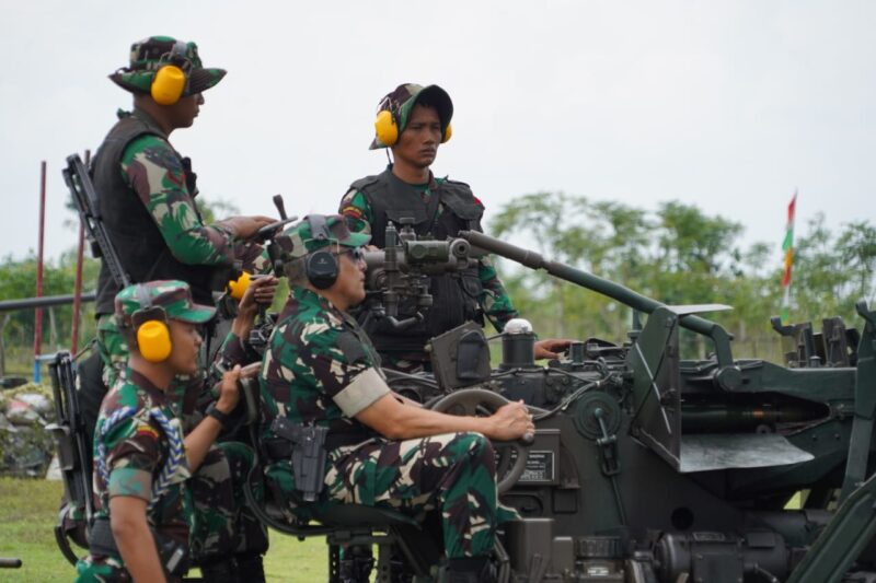 Mayor Jenderal TNI Niko Fahrizal, M.Tr.(Han), melakukan peninjauan langsung terhadap latihan menembak senjata berat yang dilaksanakan oleh Batalyon Artileri Pertahanan Udara (Yonarhanud) 5/CSBY. 