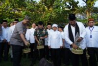 Mayor Jenderal TNI Niko Fahrizal, M.Tr.(Han)., menghadiri ziarah di Kuburan Massal Ulee Lheue, Banda Aceh, dalam rangka memperingati 20 tahun tragedi tsunami Aceh.  Kamis (26/12/24).