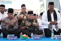 Mayor Jenderal TNI Niko Fahrizal, M. Tr.(Han)., bersama sejumlah tokoh penting menghadiri acara peringatan 20 tahun tragedi Tsunami Aceh, yang berlangsung di halaman Masjid Raya Baiturrahman, Banda Aceh. Kamis (26/12/24).