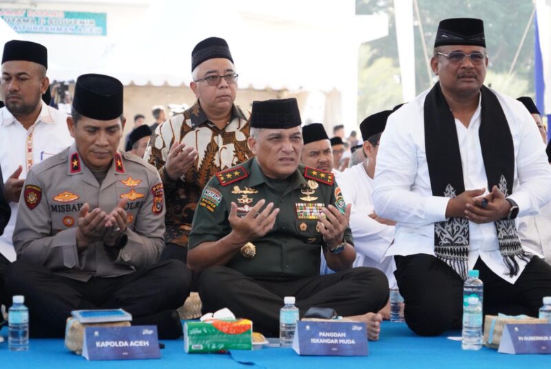 Mayor Jenderal TNI Niko Fahrizal, M. Tr.(Han)., bersama sejumlah tokoh penting menghadiri acara peringatan 20 tahun tragedi Tsunami Aceh, yang berlangsung di halaman Masjid Raya Baiturrahman, Banda Aceh. Kamis (26/12/24).