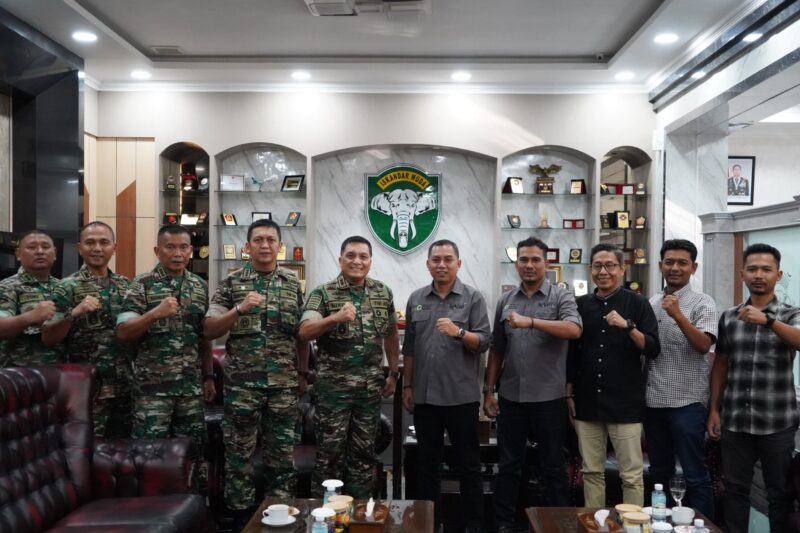 Mayor Jenderal TNI Niko Fahrizal, M.Tr.(Han), menerima audiensi dari Direktur Eksekutif Wahana Lingkungan Hidup Indonesia (WALHI) Aceh, Ahmad Shalihin, beserta rombongan di ruang kerjanya pada Jumat (27/12/2024). 