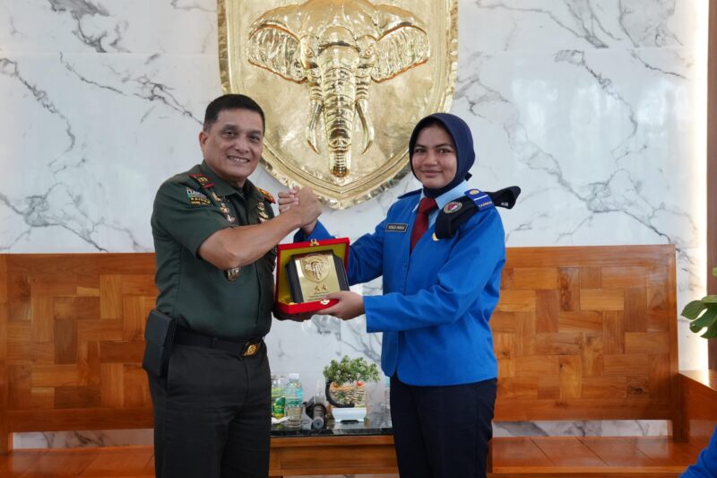 Mayor Jenderal TNI Niko Fahrizal, M.Tr. (Han), menerima audiensi dari siswa dan siswi SMA Taruna Nusantara di Balee Sanggamara, Markas Kodam Iskandar Muda, Selasa (31/12/2024).
