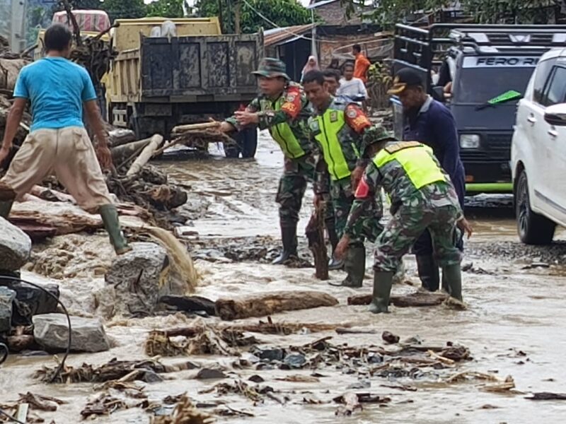 Mayor Jenderal TNI Niko Fahrizal, M.Tr.(Han), memerintahkan Komandan Korem (Danrem) 011/Lilawangsa untuk segera mengerahkan personel dari wilayah Kabupaten Gayo Lues guna membantu penanganan bencana banjir bandang di Kabupaten Aceh Tenggara.Selasa (31/12/24).