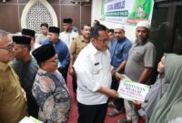 Pj. Bupati Pidie Jaya Dr. H. T. Ahmad Dedek, SH, MH. didampingi Asisten 1, Ketua Baitul Mal Pidie Jaya, Ketua dan Anggota Dewan Pengawas, dan  Kepala Sekretariat Baitulmal Pidie Jaya, Serahkan ZIS Tahap Tiga Selasa(31-12-2024) di ruang rapat Sekdakab Pidie Jaya