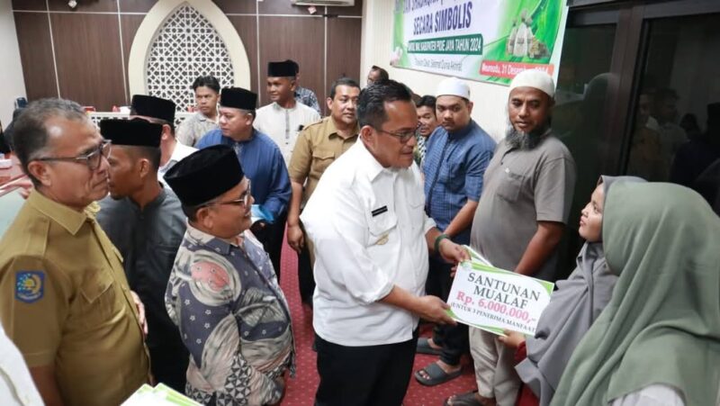 Pj. Bupati Pidie Jaya Dr. H. T. Ahmad Dedek, SH, MH. didampingi Asisten 1, Ketua Baitul Mal Pidie Jaya, Ketua dan Anggota Dewan Pengawas, dan  Kepala Sekretariat Baitulmal Pidie Jaya, Serahkan ZIS Tahap Tiga Selasa(31-12-2024) di ruang rapat Sekdakab Pidie Jaya