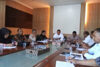 Pj. Bupati Pidie Jaya, Dr. H. T. Ahmad Dadek, SH,MH  didampingi oleh Plt. Sekda Saiful, M.Pd.dan  Inspektur  Jamian, M.Pd, rapat kerja dengan  DINSOS P3A (TAGANA, TKSK) dan BPBD, kamis ( 2-1-2024 ) . di ruang kerja Bupati.