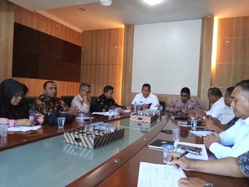 Pj. Bupati Pidie Jaya, Dr. H. T. Ahmad Dadek, SH,MH  didampingi oleh Plt. Sekda Saiful, M.Pd.dan  Inspektur  Jamian, M.Pd, rapat kerja dengan  DINSOS P3A (TAGANA, TKSK) dan BPBD, kamis ( 2-1-2024 ) . di ruang kerja Bupati.