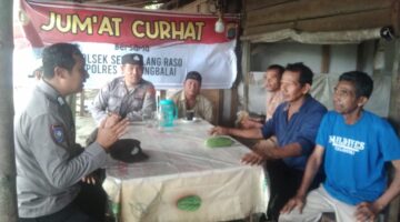 Polsek sei tualang raso Laksanakan Jum’at Curhat mendengarkan Aspirasi Warga di warung Kopi