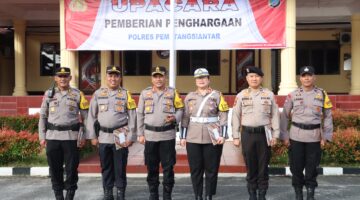 Kapolres Pematangsiantar Berikan Penghargaan kepada Lima Personil Terbaik Pengiriman Laporan Melalui Aplikasi