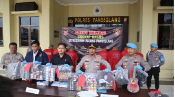 Kapolres Pandeglang AKBP Oki Bagus Setiadji (ketiga kanan) menunjukan barang bukti kejahatan. (TLii/Ichsan Sururi)