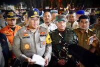 Mayor Jenderal TNI Niko Fahrizal, M.Tr. (Han), bersama Forum Komunikasi Pimpinan Daerah (Forkopimda) Aceh, meninjau langsung situasi keamanan malam pergantian tahun 2025 di wilayah Kota Banda Aceh, Selasa (31/12/24) malam.
