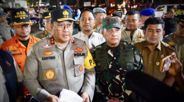 Mayor Jenderal TNI Niko Fahrizal, M.Tr. (Han), bersama Forum Komunikasi Pimpinan Daerah (Forkopimda) Aceh, meninjau langsung situasi keamanan malam pergantian tahun 2025 di wilayah Kota Banda Aceh, Selasa (31/12/24) malam.
