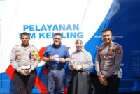 Mayor Jenderal TNI Niko Fahrizal, M.Tr. (Han), bersama Ketua Persit Kartika Chandra Kirana Daerah Iskandar Muda, Ny. Eva Niko Fahrizal, memberikan teladan dalam tertib berlalu lintas dengan mengikuti proses pembuatan Surat Izin Mengemudi (SIM) A dan C di depan Kantor Laka Lantas Polresta Banda Aceh, Jumat (3/1/2025).