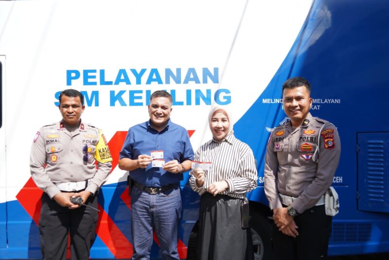 Mayor Jenderal TNI Niko Fahrizal, M.Tr. (Han), bersama Ketua Persit Kartika Chandra Kirana Daerah Iskandar Muda, Ny. Eva Niko Fahrizal, memberikan teladan dalam tertib berlalu lintas dengan mengikuti proses pembuatan Surat Izin Mengemudi (SIM) A dan C di depan Kantor Laka Lantas Polresta Banda Aceh, Jumat (3/1/2025).