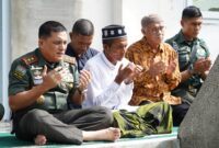 Mayor Jenderal TNI Niko Fahrizal, M.Tr. (Han), melakukan ziarah ke makam salah satu Pejuang Aceh, Teuku Nyak Makam, di Desa Lamnga, Kecamatan Mesjid Raya, Kabupaten Aceh Besar, pada Senin (6/1/2025).