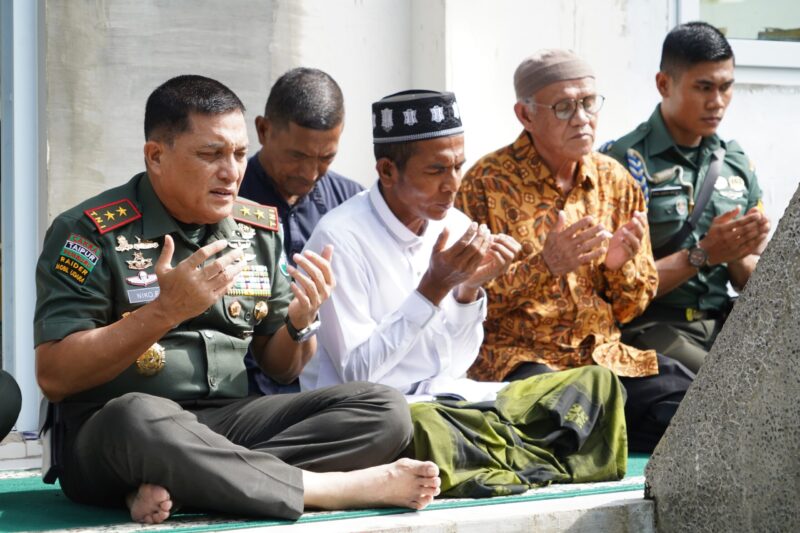 Mayor Jenderal TNI Niko Fahrizal, M.Tr. (Han), melakukan ziarah ke makam salah satu Pejuang Aceh, Teuku Nyak Makam, di Desa Lamnga, Kecamatan Mesjid Raya, Kabupaten Aceh Besar, pada Senin (6/1/2025).