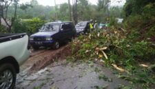 hujan yang mengguyur wilayah Kecamatan Timang Gajah, Kabupaten Bener Meriah, telah menyebabkan bencana tanah longsor yang menutup jalan lintas nasional Bireuen-Takengon, tepatnya di Kampung Karang Jadi.Senin (6/1/25).