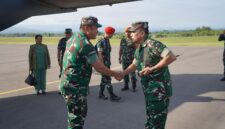 Mayor Jenderal TNI Niko Fahrizal, M.Tr.(Han), didampingi oleh Ketua Persit Kartika Chandra Kirana (KCK) Daerah IM Ny. Eva Niko Fahrizal, menyambut kedatangan Kepala Staf Angkatan Darat (Kasad) Jenderal TNI Maruli Simanjuntak, M.Sc., Rabu (08/01/24) pagi.