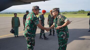 Mayor Jenderal TNI Niko Fahrizal, M.Tr.(Han), didampingi oleh Ketua Persit Kartika Chandra Kirana (KCK) Daerah IM Ny. Eva Niko Fahrizal, menyambut kedatangan Kepala Staf Angkatan Darat (Kasad) Jenderal TNI Maruli Simanjuntak, M.Sc., Rabu (08/01/24) pagi.