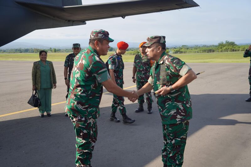 Mayor Jenderal TNI Niko Fahrizal, M.Tr.(Han), didampingi oleh Ketua Persit Kartika Chandra Kirana (KCK) Daerah IM Ny. Eva Niko Fahrizal, menyambut kedatangan Kepala Staf Angkatan Darat (Kasad) Jenderal TNI Maruli Simanjuntak, M.Sc., Rabu (08/01/24) pagi.