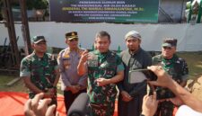 Mayor Jenderal TNI Niko Fahrizal, M.Tr.(Han), bersama Ketua Persit Kartika Chandra Kirana Daerah IM, Ny. Eva Niko Fahrizal, menghadiri acara Peresmian Sumur Bor TNI Manunggal Air yang dipimpin langsung oleh Kepala Staf Angkatan Darat (Kasad) Jenderal TNI Maruli Simanjuntak, M.Sc. Rabu (8/1/2025).