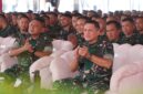 Mayor Jenderal TNI Niko Fahrizal, M.Tr.(Han)., didampingi Ketua Persit Kartika Chandra Kirana (KCK) Daerah IM, Ny. Eva Niko Fahrizal, menghadiri pengarahan dari Kepala Staf Angkatan Darat (Kasad) Jenderal TNI Maruli Simanjuntak, M.Sc., di Makorem 011/Lilawangsa, Kota Lhokseumawe, pada Rabu (8/1/2025)