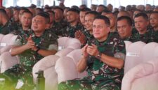 Mayor Jenderal TNI Niko Fahrizal, M.Tr.(Han)., didampingi Ketua Persit Kartika Chandra Kirana (KCK) Daerah IM, Ny. Eva Niko Fahrizal, menghadiri pengarahan dari Kepala Staf Angkatan Darat (Kasad) Jenderal TNI Maruli Simanjuntak, M.Sc., di Makorem 011/Lilawangsa, Kota Lhokseumawe, pada Rabu (8/1/2025)