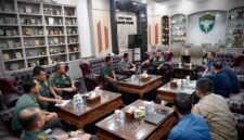 Mayor Jenderal TNI Niko Fahrizal, M.Tr.(Han), menerima audiensi dari Business Unit Manager PT. Indolok Bakti Utama, Bapak Hartono Limsky, beserta rombongan di ruang kerjanya pada Kamis (9/1/2025).