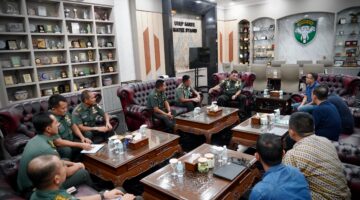 Mayor Jenderal TNI Niko Fahrizal, M.Tr.(Han), menerima audiensi dari Business Unit Manager PT. Indolok Bakti Utama, Bapak Hartono Limsky, beserta rombongan di ruang kerjanya pada Kamis (9/1/2025).