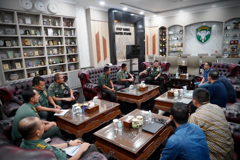 Mayor Jenderal TNI Niko Fahrizal, M.Tr.(Han), menerima audiensi dari Business Unit Manager PT. Indolok Bakti Utama, Bapak Hartono Limsky, beserta rombongan di ruang kerjanya pada Kamis (9/1/2025).