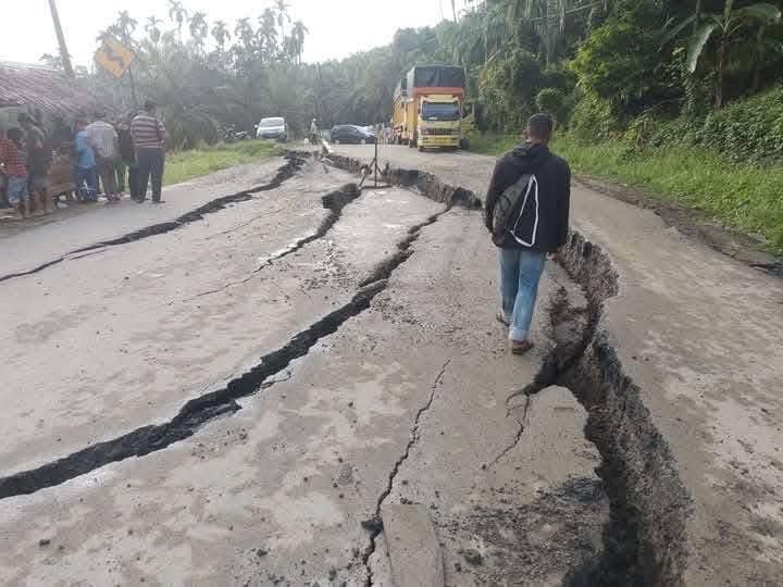 Ruas jalan nasional Bireuen- Takengon di Kilometer (Km) 16 kawasan Desa Blang Alue Rambong, Juli, Bireuen amblas  sepanjang 50 meterKamis (9/1/2025). 