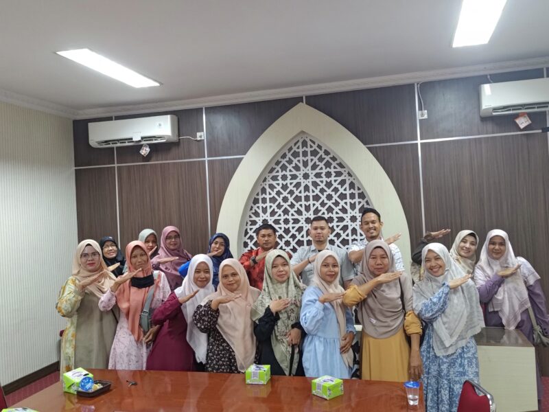 Pengurus dan anggota Komunitas (Rumoh IKM dan UMKM Pidie Jaya) Foto bersama setelah rapat, minggu (12-01-2025) di Ruang Rapat Sekdakab Pijay.