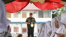 Mayor Jenderal TNI Niko Fahrizal, M.Tr.(Han)., memberikan pengarahan inspiratif kepada siswa-siswi SMA Negeri 2 Banda Aceh dalam sebuah acara khusus yang berlangsung di sekolah tersebut. Sabtu (18/1/2025)