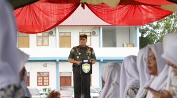 Mayor Jenderal TNI Niko Fahrizal, M.Tr.(Han)., memberikan pengarahan inspiratif kepada siswa-siswi SMA Negeri 2 Banda Aceh dalam sebuah acara khusus yang berlangsung di sekolah tersebut. Sabtu (18/1/2025)