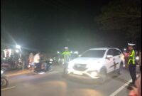 Personel Satlantas Polres Pidie Jaya mengatasi kemacetan di Area Pasar Malam Trienggadeng, Sabtu (18/1/2025) malam