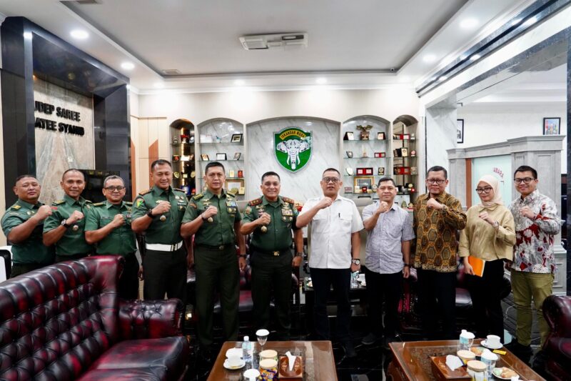 Mayor Jenderal TNI Niko Fahrizal, M.Tr. (Han), menerima audiensi dari Staf Khusus Menteri Hukum dan Hak Asasi Manusia (Menkumham) Bidang Isu Strategis, Bapak Fajrimei A. di ruang kerjanya, pada Selasa (21/1/2025).