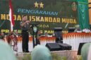 Mayor Jenderal TNI Niko Fahrizal, M.Tr. (Han), didampingi Ketua Persit Kartika Chandra Kirana Daerah Iskandar Muda, Ny. Eva Niko Fahrizal, memberikan pengarahan kepada personel TNI, Pegawai Negeri Sipil (PNS), dan anggota Persit Komando Disdrik Militer (Kodim) 0101/ Kota Banda Aceh. Rabu (22/01/25) pagi.