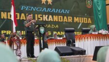 Mayor Jenderal TNI Niko Fahrizal, M.Tr. (Han), didampingi Ketua Persit Kartika Chandra Kirana Daerah Iskandar Muda, Ny. Eva Niko Fahrizal, memberikan pengarahan kepada personel TNI, Pegawai Negeri Sipil (PNS), dan anggota Persit Komando Disdrik Militer (Kodim) 0101/ Kota Banda Aceh. Rabu (22/01/25) pagi.