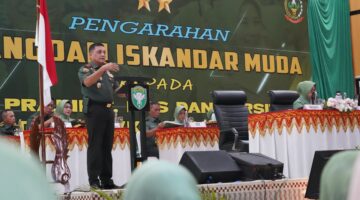 Mayor Jenderal TNI Niko Fahrizal, M.Tr. (Han), didampingi Ketua Persit Kartika Chandra Kirana Daerah Iskandar Muda, Ny. Eva Niko Fahrizal, memberikan pengarahan kepada personel TNI, Pegawai Negeri Sipil (PNS), dan anggota Persit Komando Disdrik Militer (Kodim) 0101/ Kota Banda Aceh. Rabu (22/01/25) pagi.