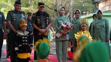 Mayor Jenderal TNI Niko Fahrizal, M.Tr. (Han), didampingi Ketua Persit Kartika Chandra Kirana Daerah Iskandar Muda, Ny. Eva Niko Fahrizal, melaksanakan kunjungan kerja ke Resimen Induk Kodam Iskandar Muda, di Lapangan Hitam Hanggar Serbaguna Rindam IM, Kamis (24/01/2025).