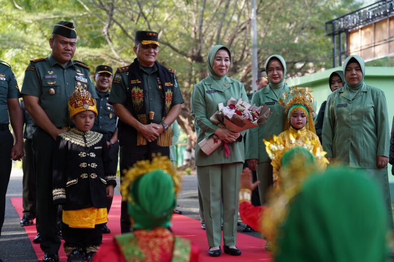 Mayor Jenderal TNI Niko Fahrizal, M.Tr. (Han), didampingi Ketua Persit Kartika Chandra Kirana Daerah Iskandar Muda, Ny. Eva Niko Fahrizal, melaksanakan kunjungan kerja ke Resimen Induk Kodam Iskandar Muda, di Lapangan Hitam Hanggar Serbaguna Rindam IM, Kamis (24/01/2025).