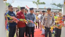 Potong Pita ,Pj. Bupati Pidie Jaya yang diwakili oleh Kepala Kesbangpol Drs. A. Jalil, M.Pd. ,Kapolres Pidie Jaya AKBP Ahmad Faisal Pasaribu, S.H., S.I.K., M.H., Bupati Terpilih, H, Syibral Malasyi, Kepala BNK Pidie Jaya dr. Denny (Pabung Dim 0102), Mayor Cpl Hendrianto, anggota DPRK, PJU Polres, Kapolsek Jajaran Polres Pidie Jaya, dan tokoh masyarakat, kamis (23-01-2025)