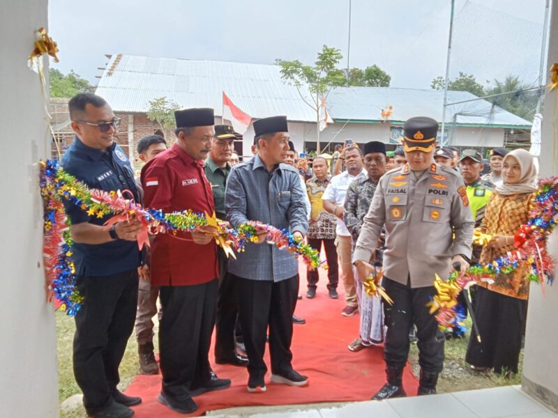 Potong Pita ,Pj. Bupati Pidie Jaya yang diwakili oleh Kepala Kesbangpol Drs. A. Jalil, M.Pd. ,Kapolres Pidie Jaya AKBP Ahmad Faisal Pasaribu, S.H., S.I.K., M.H., Bupati Terpilih, H, Syibral Malasyi, Kepala BNK Pidie Jaya dr. Denny (Pabung Dim 0102), Mayor Cpl Hendrianto, anggota DPRK, PJU Polres, Kapolsek Jajaran Polres Pidie Jaya, dan tokoh masyarakat, kamis (23-01-2025)