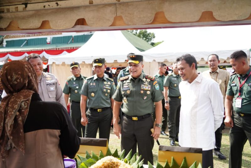 Mayor Jenderal TNI Niko Fahrizal, M.Tr. (Han), meresmikan peluncuran layanan Wifi Gratis AcehLink, sebuah program kolaborasi antara Kodam Iskandar Muda dan PT. AcehLink Media.di Lapangan Blang Padang, Banda Aceh, pada Jum'at (24/1/2025).