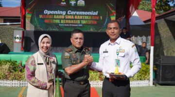 Mayor Jenderal TNI Niko Fahrizal, M.Tr.(Han)., secara resmi membuka Opening Ceremonial wajah baru SMA Kartika XIV-1 Banda Acehberlangsung di kompleks SMA Kartika XIV-1 pada Sabtu (25/1/2025).