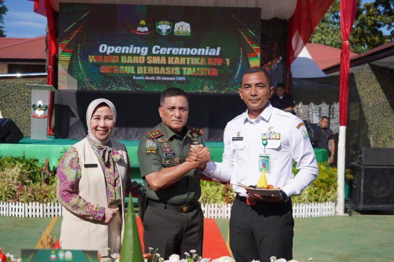 Mayor Jenderal TNI Niko Fahrizal, M.Tr.(Han)., secara resmi membuka Opening Ceremonial wajah baru SMA Kartika XIV-1 Banda Acehberlangsung di kompleks SMA Kartika XIV-1 pada Sabtu (25/1/2025).