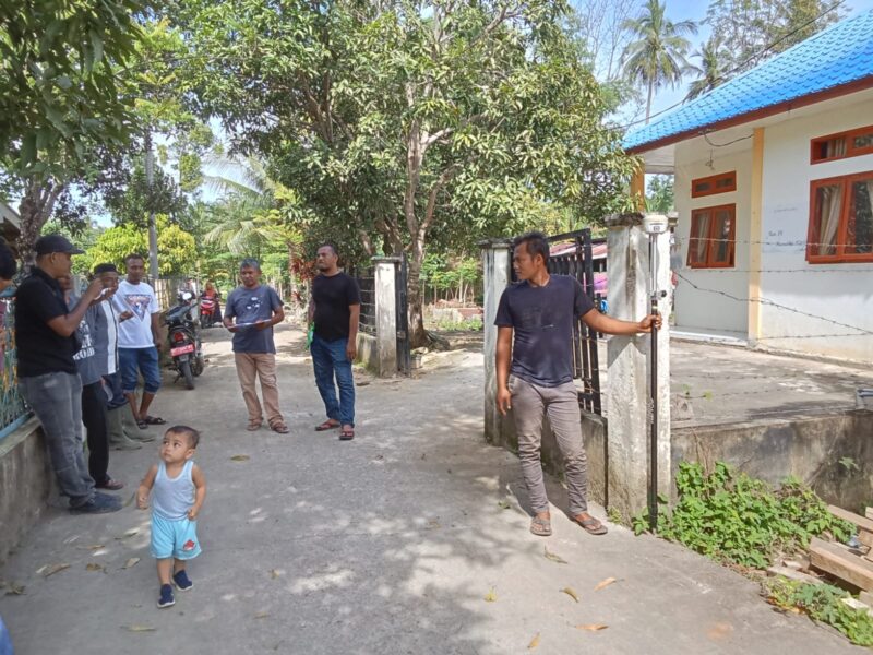 Tim BPN di dampingi Pak Geusyik, Tuha Peut dan Aparatur Gampong pengukuran tanah masyarakat Gampong Teupin Peuraho Kecamatan Meureudu Kab. Pidie Jaya, Sabtu , (25-01-2025).foto.JurnalisTLii.