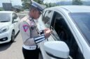 Personel Satlantas Polres Pidie Jaya Sedang Memeriksa Kelengkapan Surat Kendaraan pada patroli hunting sistem  Sabtu, (25-01-2025).foto.Ist