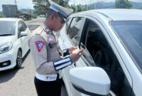 Personel Satlantas Polres Pidie Jaya Sedang Memeriksa Kelengkapan Surat Kendaraan pada patroli hunting sistem  Sabtu, (25-01-2025).foto.Ist